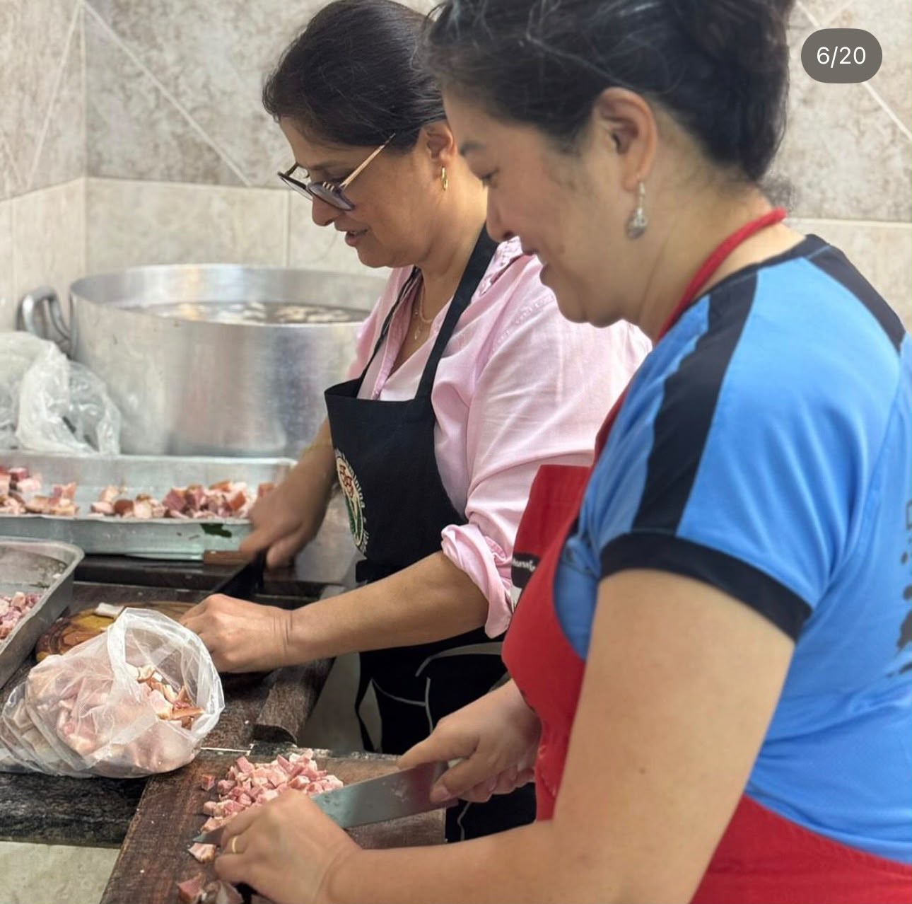 Preparo de refeições na cozinha solidária